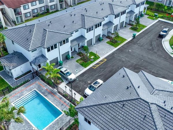 5125 SW 37th St , Pembroke Park, FL 33023