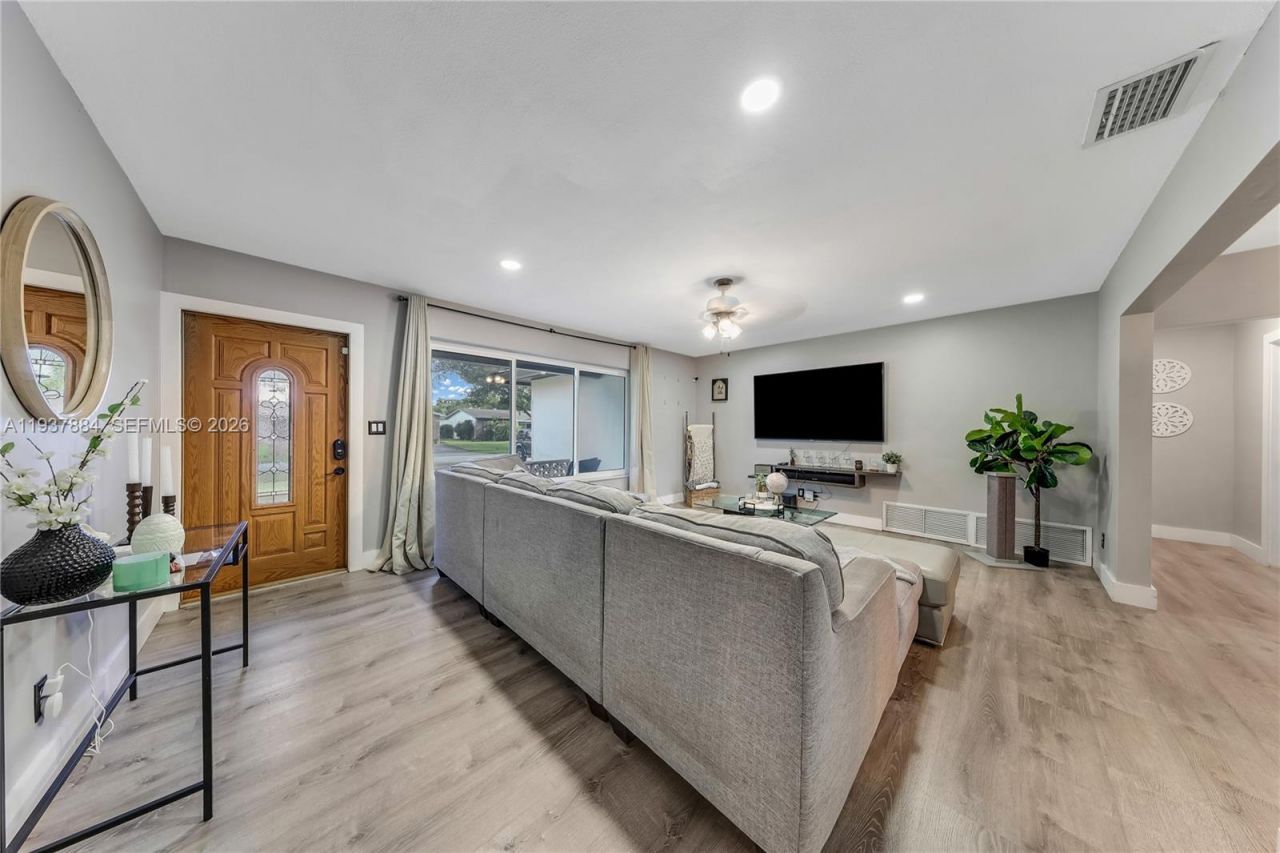 8331 NW 18th St, Pembroke Pines, FL 33024 Photo