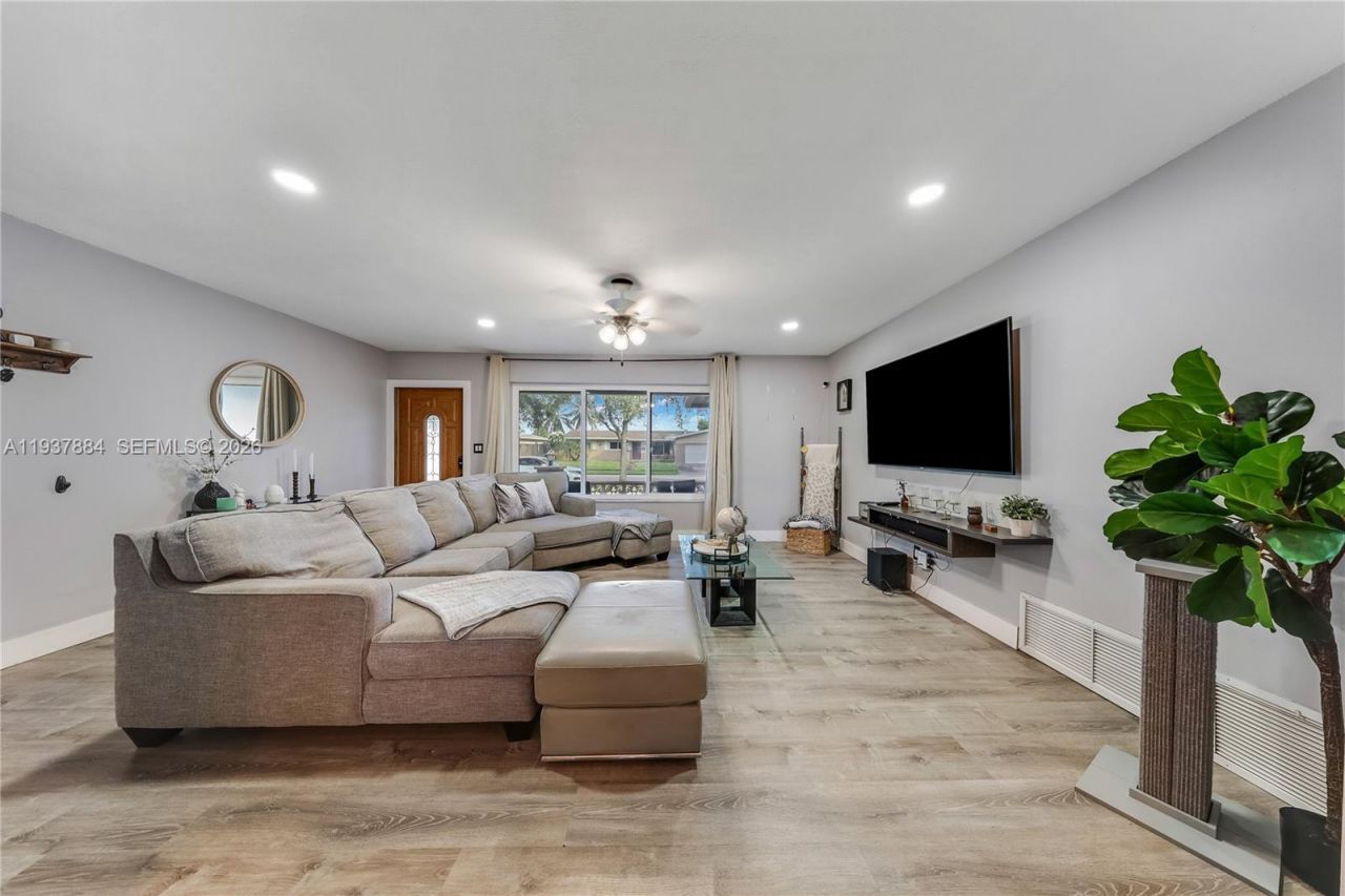 8331 NW 18th St, Pembroke Pines, FL 33024 Photo