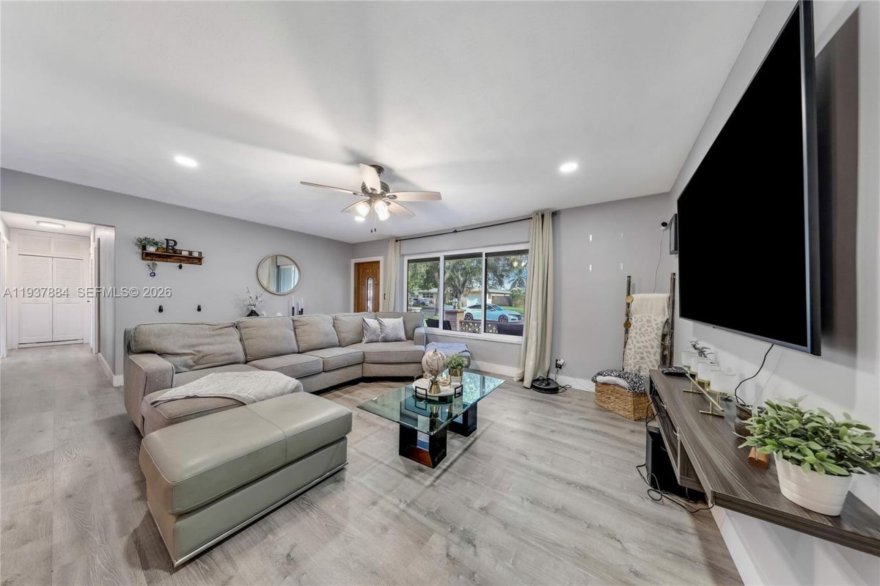 8331 NW 18th St, Pembroke Pines, FL 33024 Photo