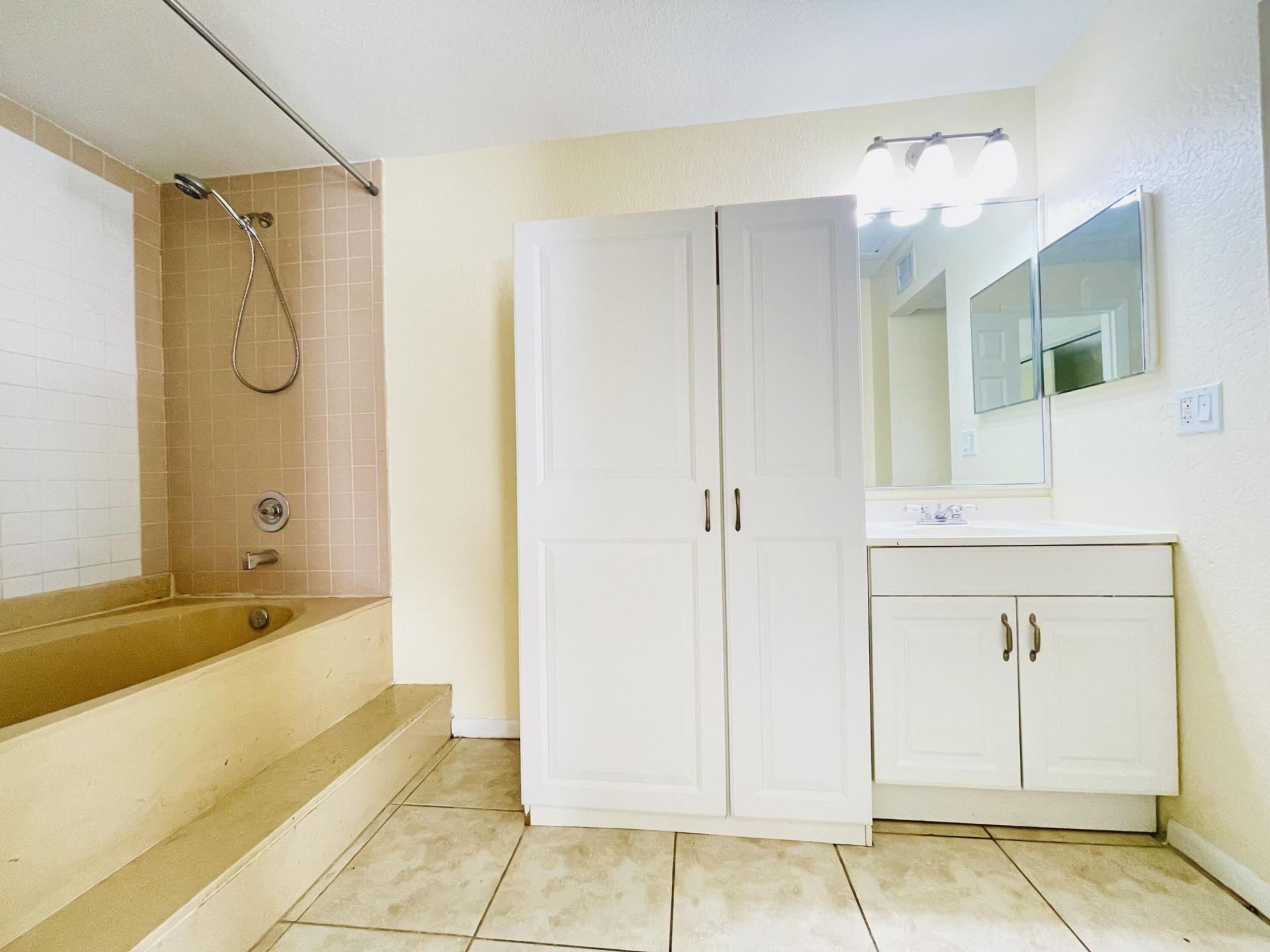 635 Executive Center Drive, Unit M202, West Palm Beach, FL 33401 Photo