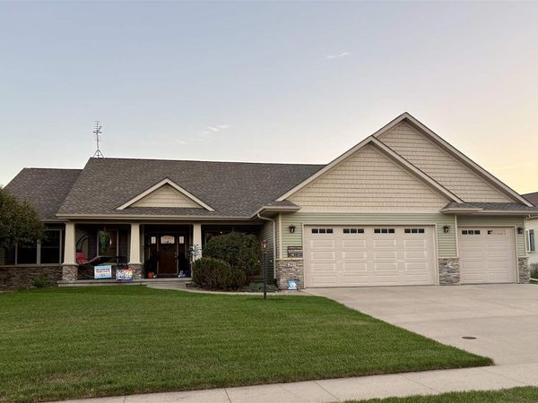 2913 Wyatt Dr NE, North Liberty, IA 52317