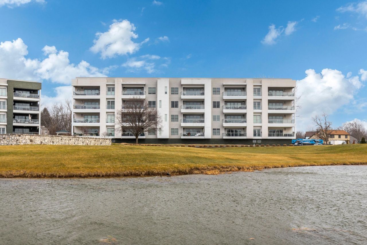 5285 Highpointe Lakes Drive, Unit 3202, Westerville, OH 43081 Main Photo