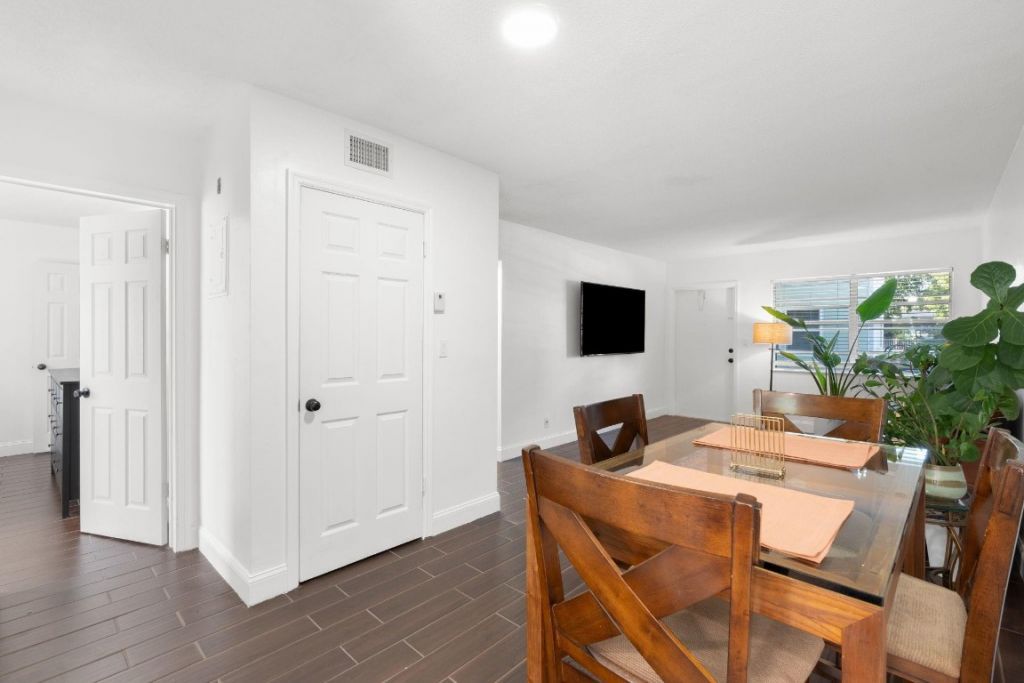 1900 NE 8th Court, Unit 206, Fort Lauderdale, FL 33304 Photo