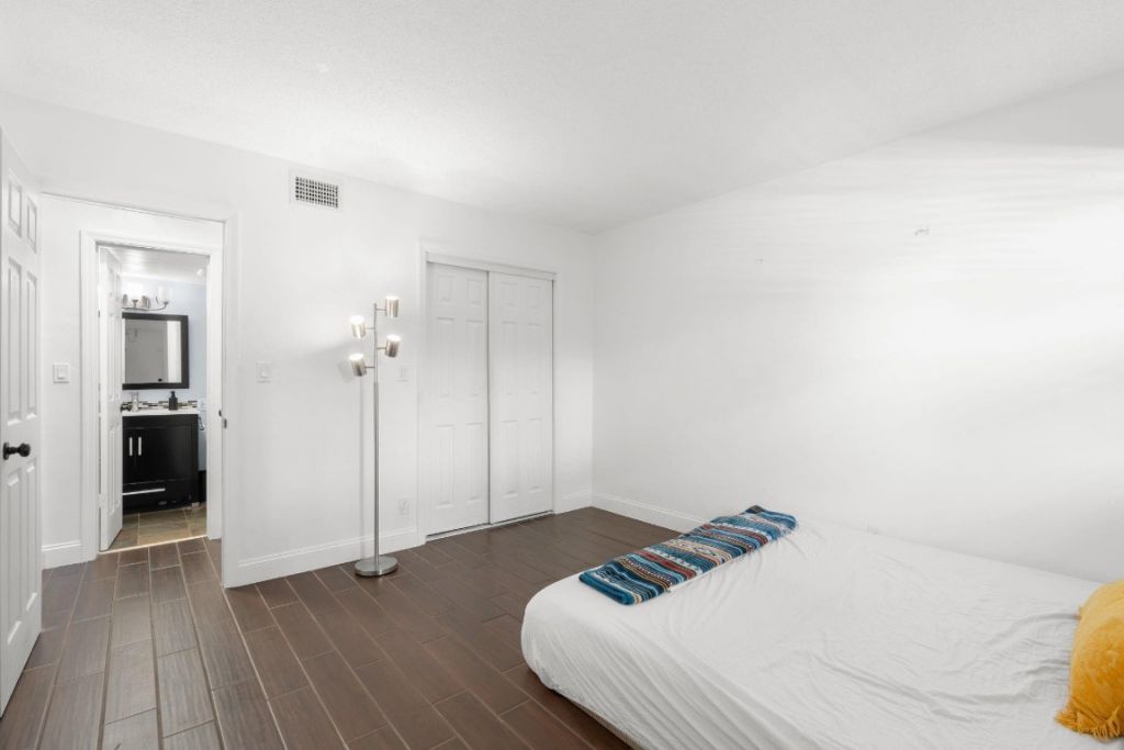 1900 NE 8th Court, Unit 206, Fort Lauderdale, FL 33304 Photo