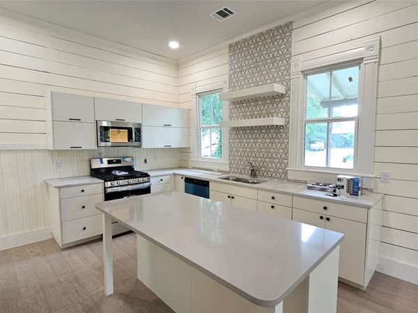 917 W 6th ST, Taylor, TX 76574