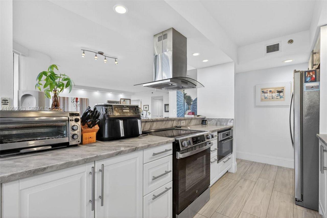 1000 Island Blvd, Unit 707, Aventura, FL 33160 Photo