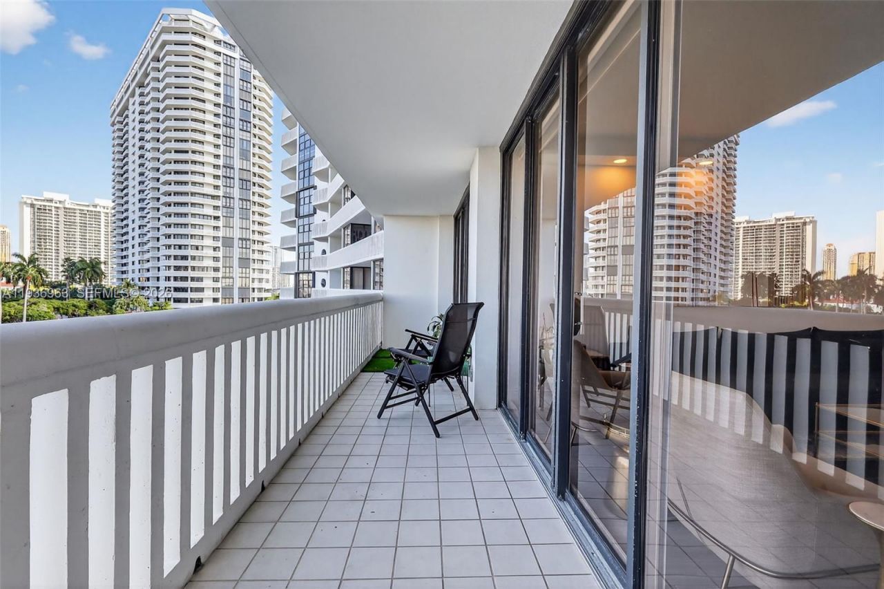 1000 Island Blvd, Unit 707, Aventura, FL 33160 Photo