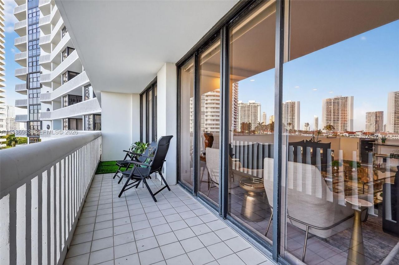 1000 Island Blvd, Unit 707, Aventura, FL 33160 Photo