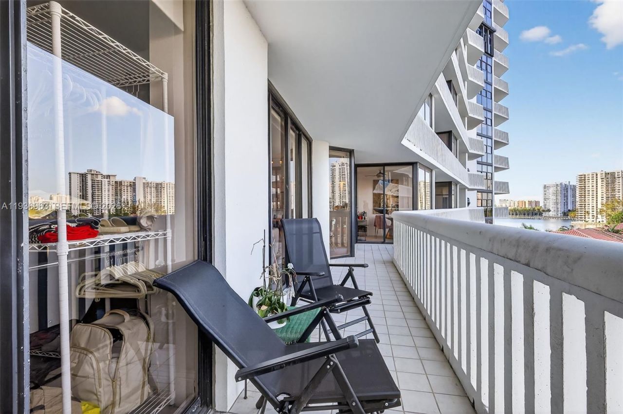 1000 Island Blvd, Unit 707, Aventura, FL 33160 Photo