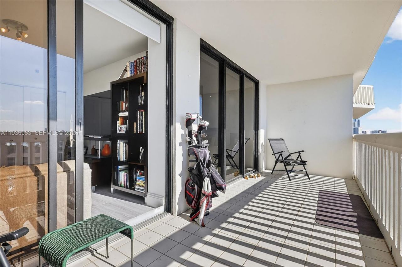 1000 Island Blvd, Unit 707, Aventura, FL 33160 Photo