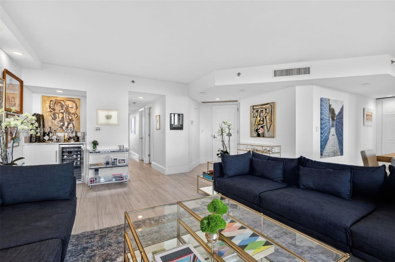 1000 Island Blvd, Unit 707, Aventura, FL 33160 Photo