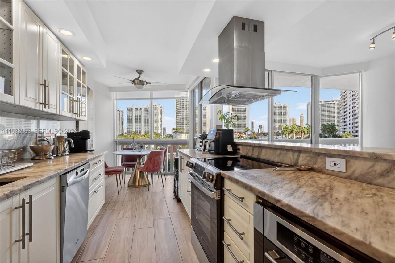 1000 Island Blvd, Unit 707, Aventura, FL 33160 Photo