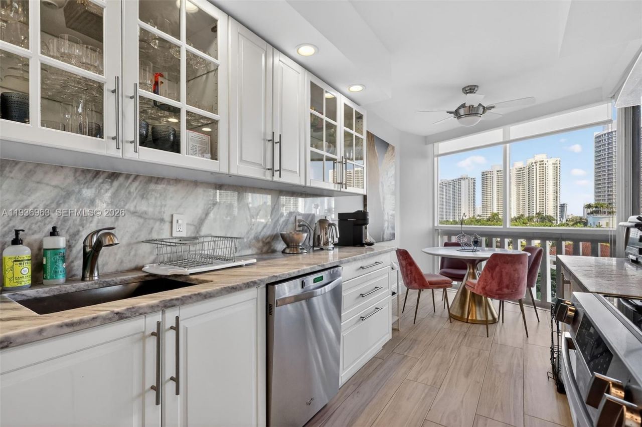 1000 Island Blvd, Unit 707, Aventura, FL 33160 Photo