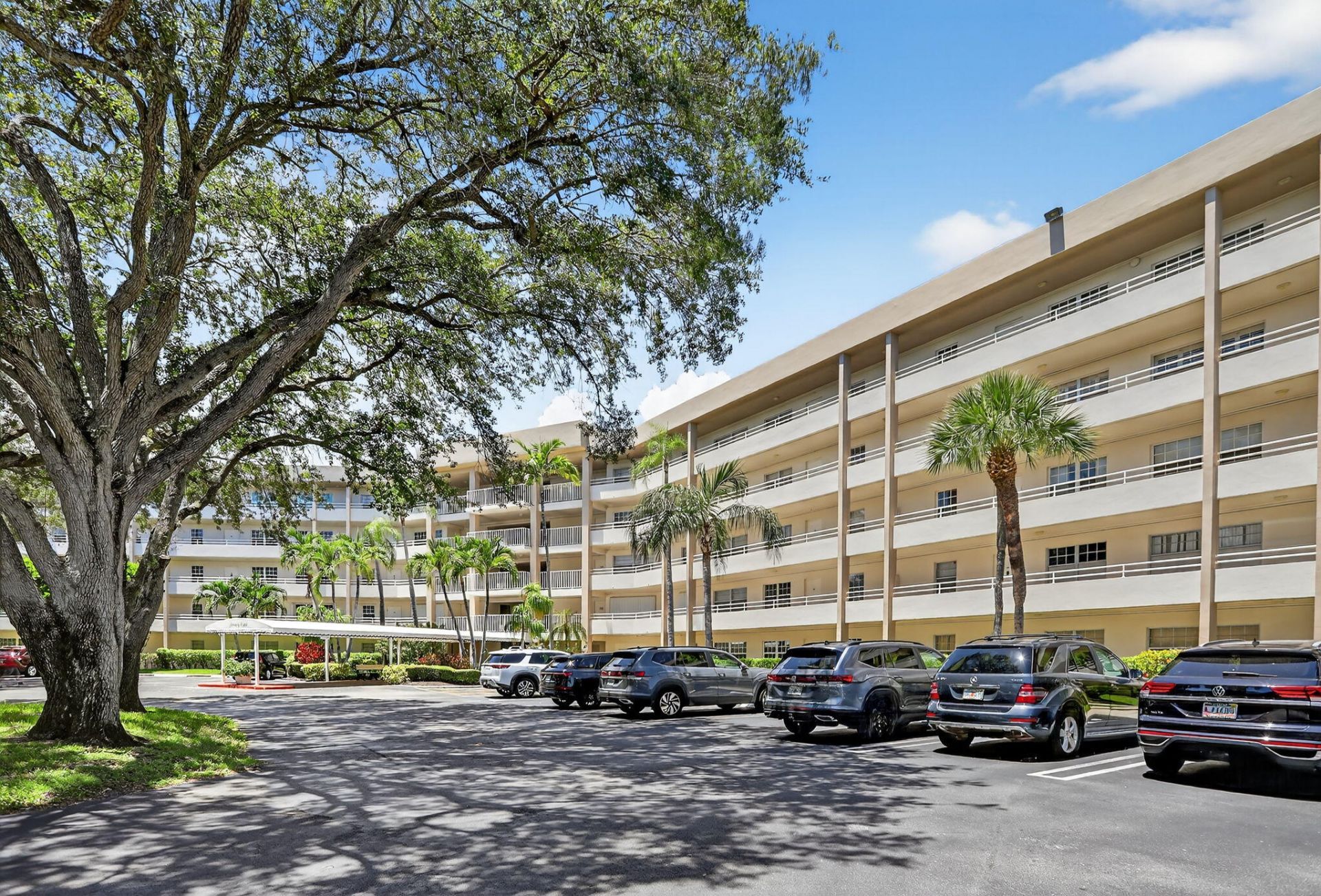 3960 Oaks Clubhouse Drive, Unit 504, Pompano Beach, FL 33069 Photo