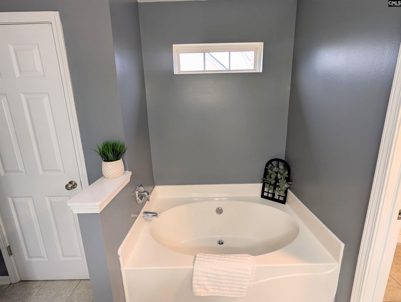 633 Chaterelle Way Photo 32