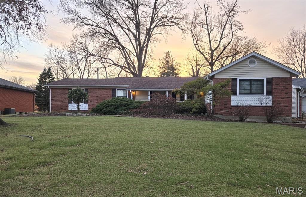 2945 Dover Drive, Florissant, MO 63033 Main Photo