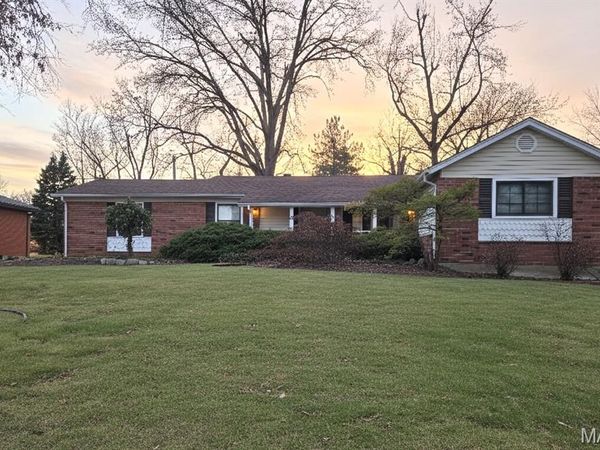 2945 Dover Drive, Florissant, MO 63033