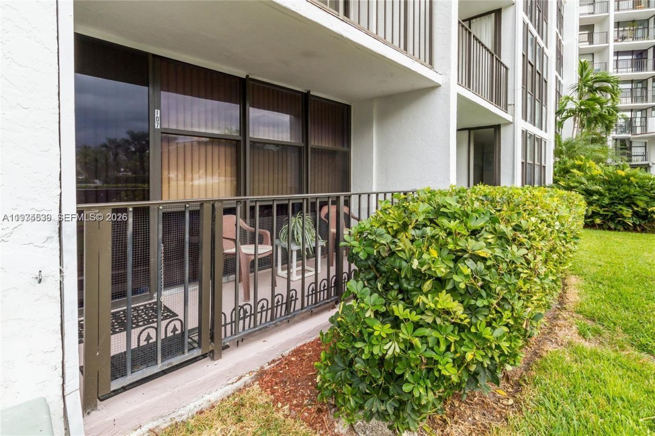 1000 Parkview Dr, Unit 107, Hallandale Beach, FL 33009 Photo