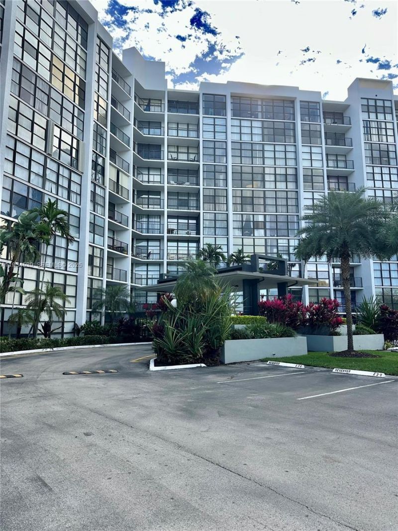 1000 Parkview Dr, Unit 107, Hallandale Beach, FL 33009 Photo