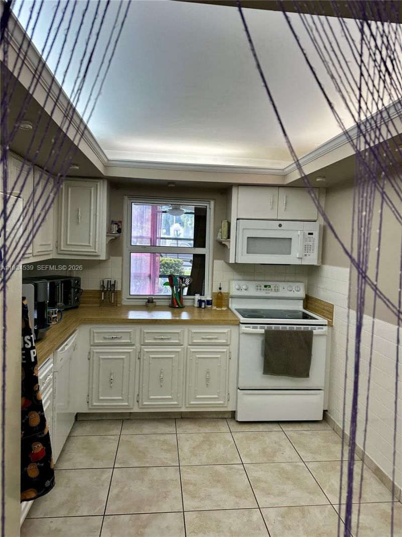 1000 Parkview Dr, Unit 107, Hallandale Beach, FL 33009 Photo