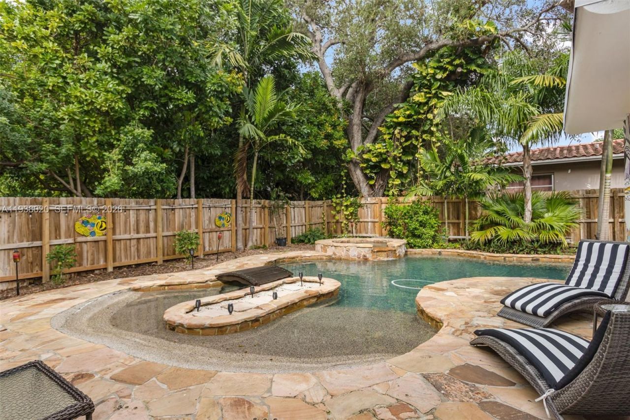 8700 N Miami Ave, El Portal, FL 33150 Photo