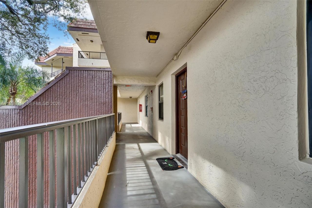 10401 W Broward Blvd, Unit 205, Plantation, FL 33324 Photo