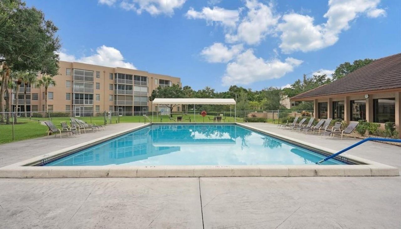 9501 Seagrape Drive, Unit 305, Davie, FL 33324 Photo