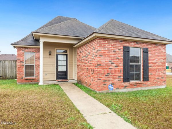 100 Summit Crest Drive , Youngsville, LA 70592