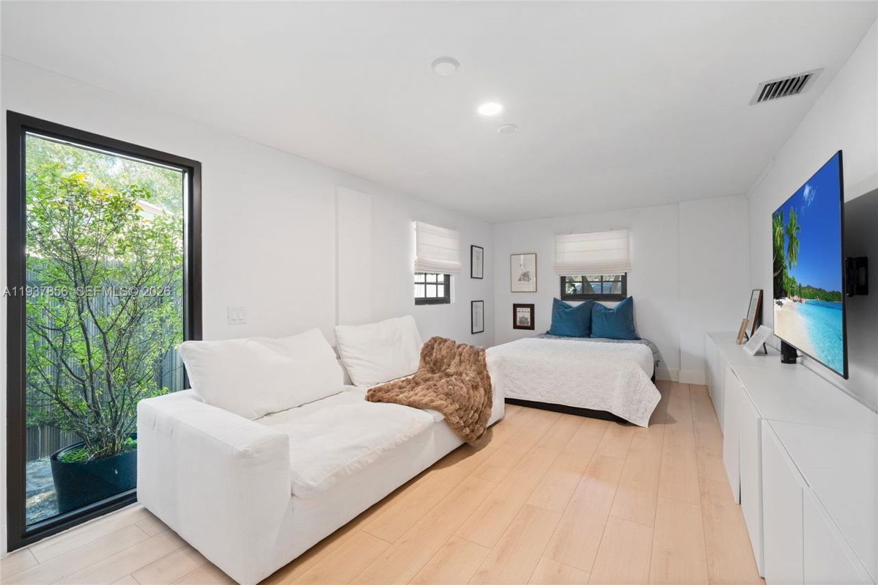 638 NE 141st St, North Miami, FL 33161 Photo