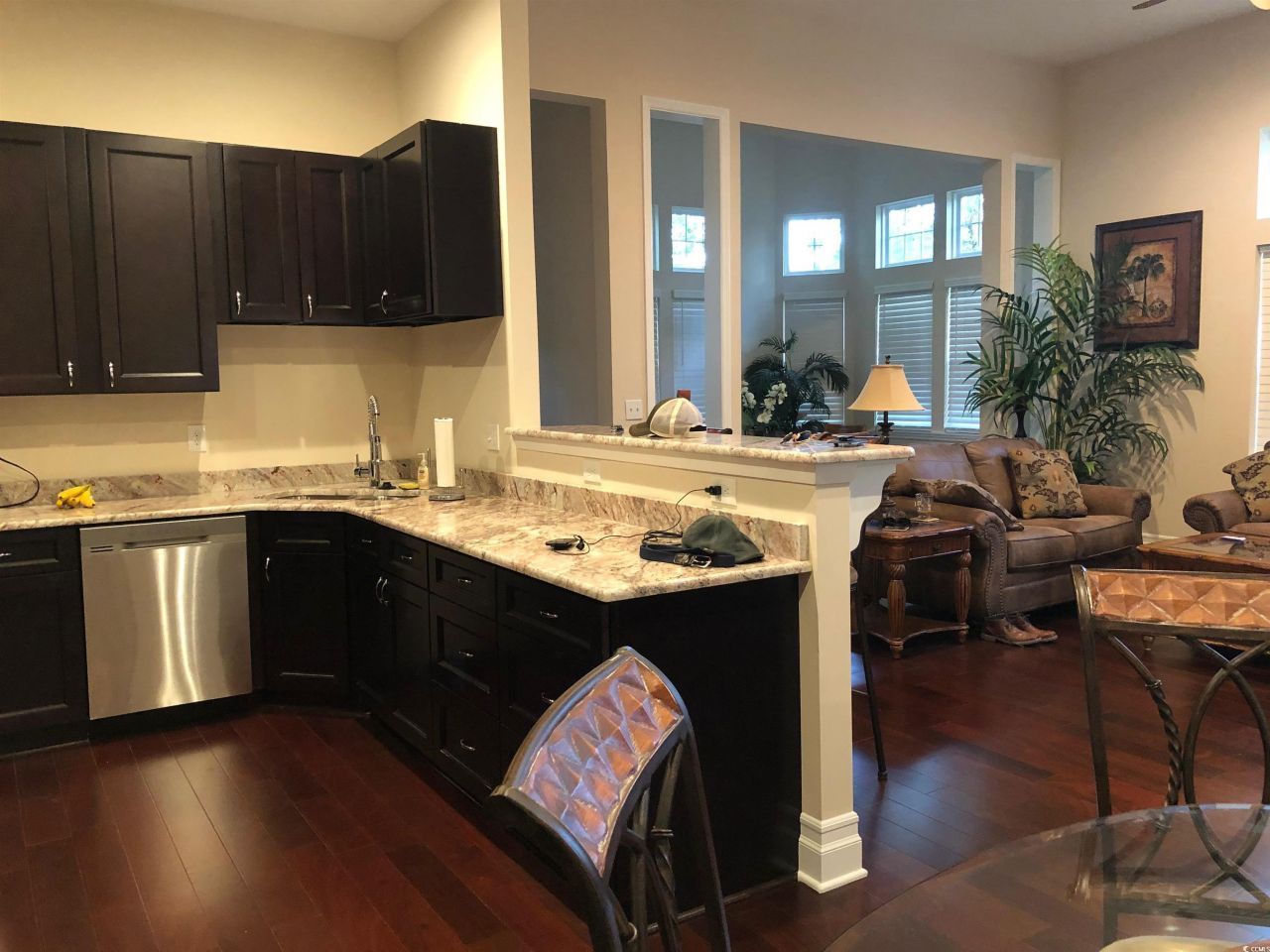 866 Brenda Pl. Photo 10