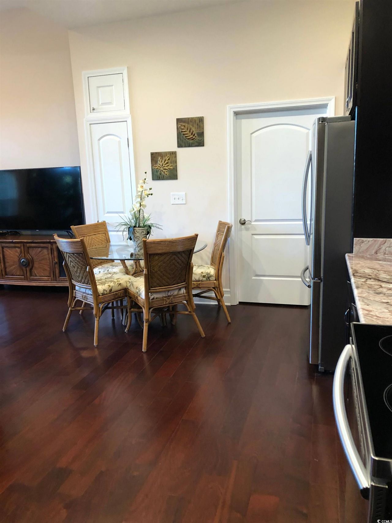 866 Brenda Pl. Photo 5