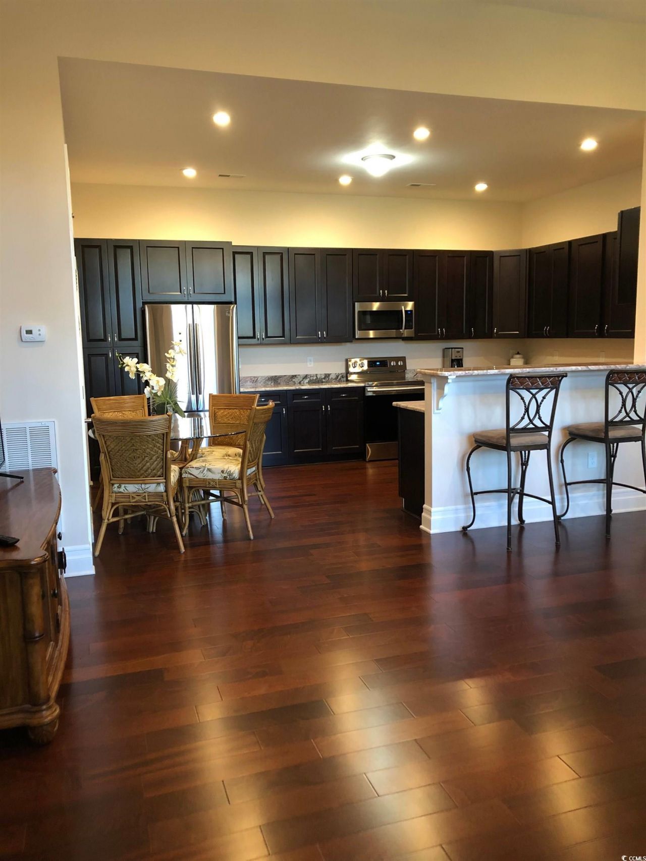 866 Brenda Pl. Photo 7