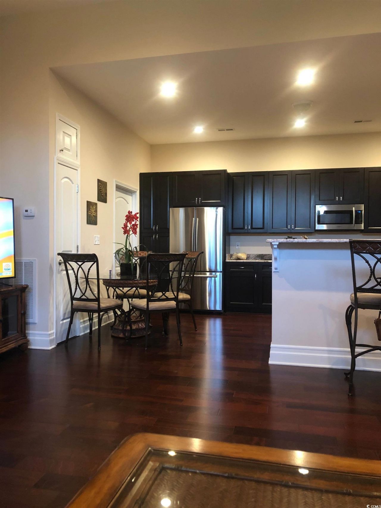 866 Brenda Pl. Photo 8