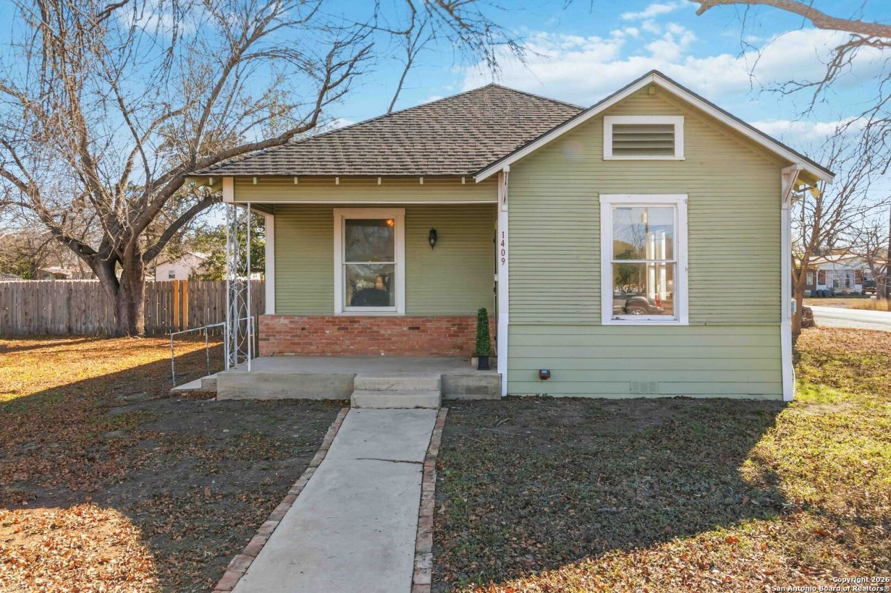 1409 21st St, Hondo, TX 78861 Main Photo