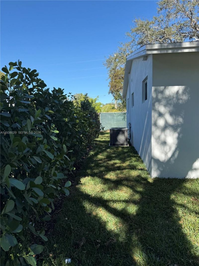 6091 SW 64th Ter, South Miami, FL 33143 Photo