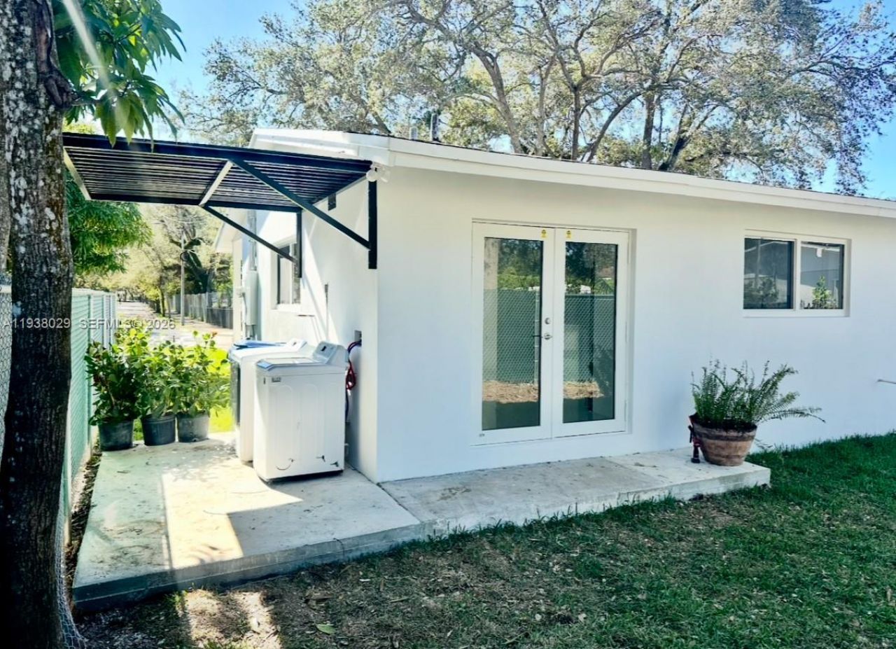 6091 SW 64th Ter, South Miami, FL 33143 Photo