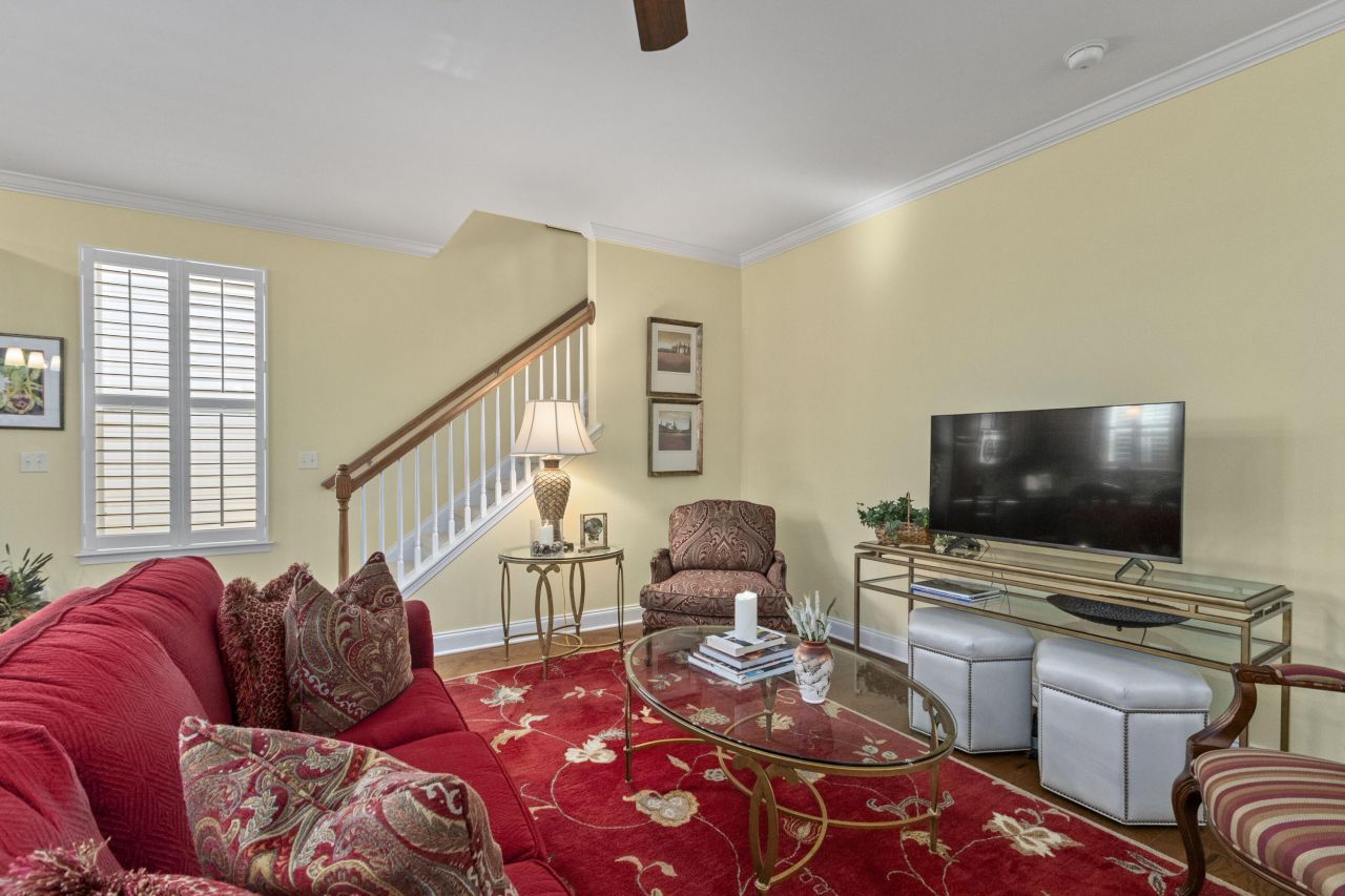 135 Larissa Drive Photo 9