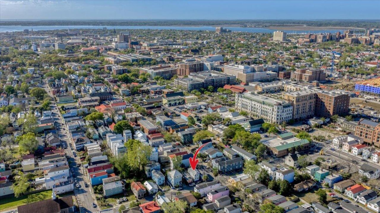 21 Line Street Photo 10