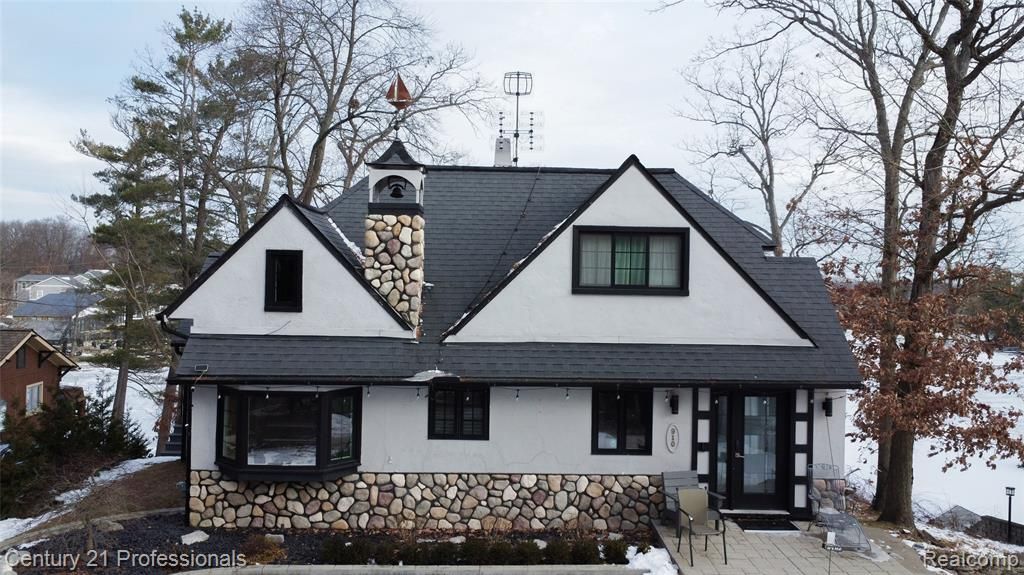 910 W Pine Tree Road W, Lake Orion Vlg, MI 48362 Main Photo