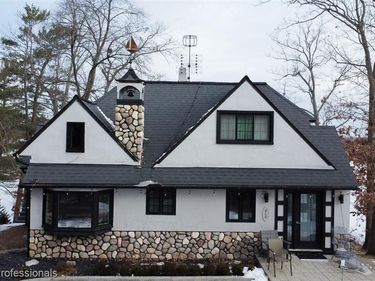 910 W Pine Tree Road W, Lake Orion Vlg, MI 48362