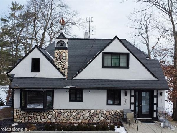 910 W Pine Tree Road W, Lake Orion Vlg, MI 48362