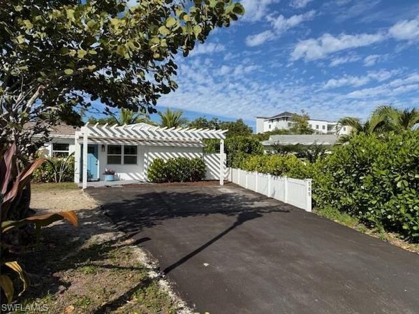 585 14th ST N, NAPLES, FL 34102