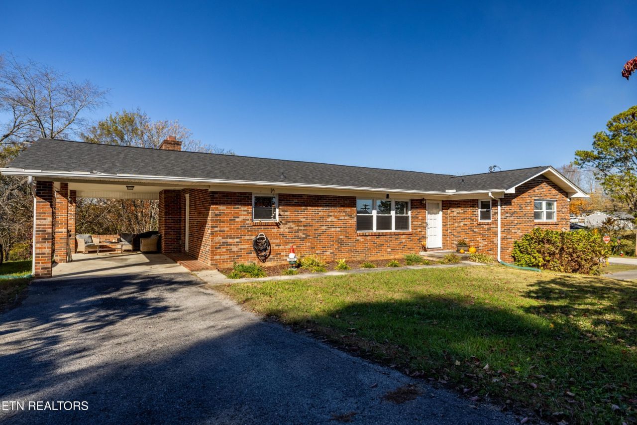 323 W Ridgecrest Drive, Kingston, TN 37763 Main Photo