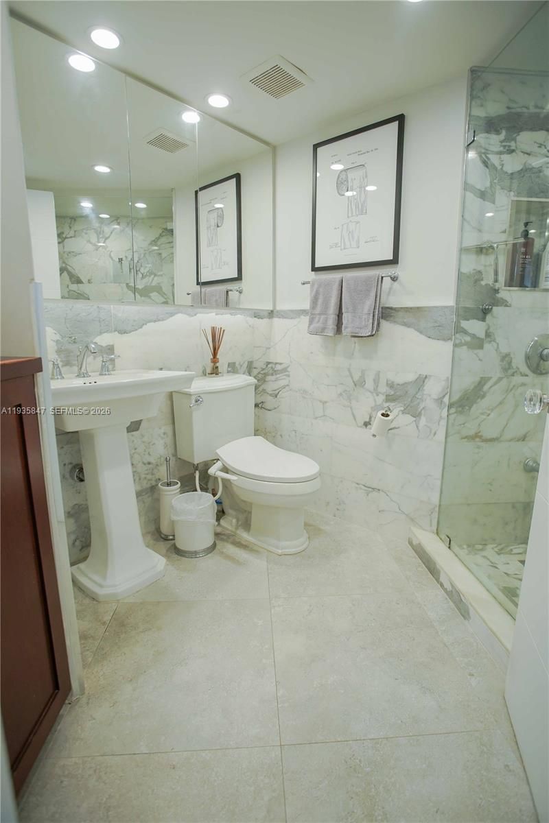 5880 Collins Ave, Unit 302, Miami Beach, FL 33140 Photo