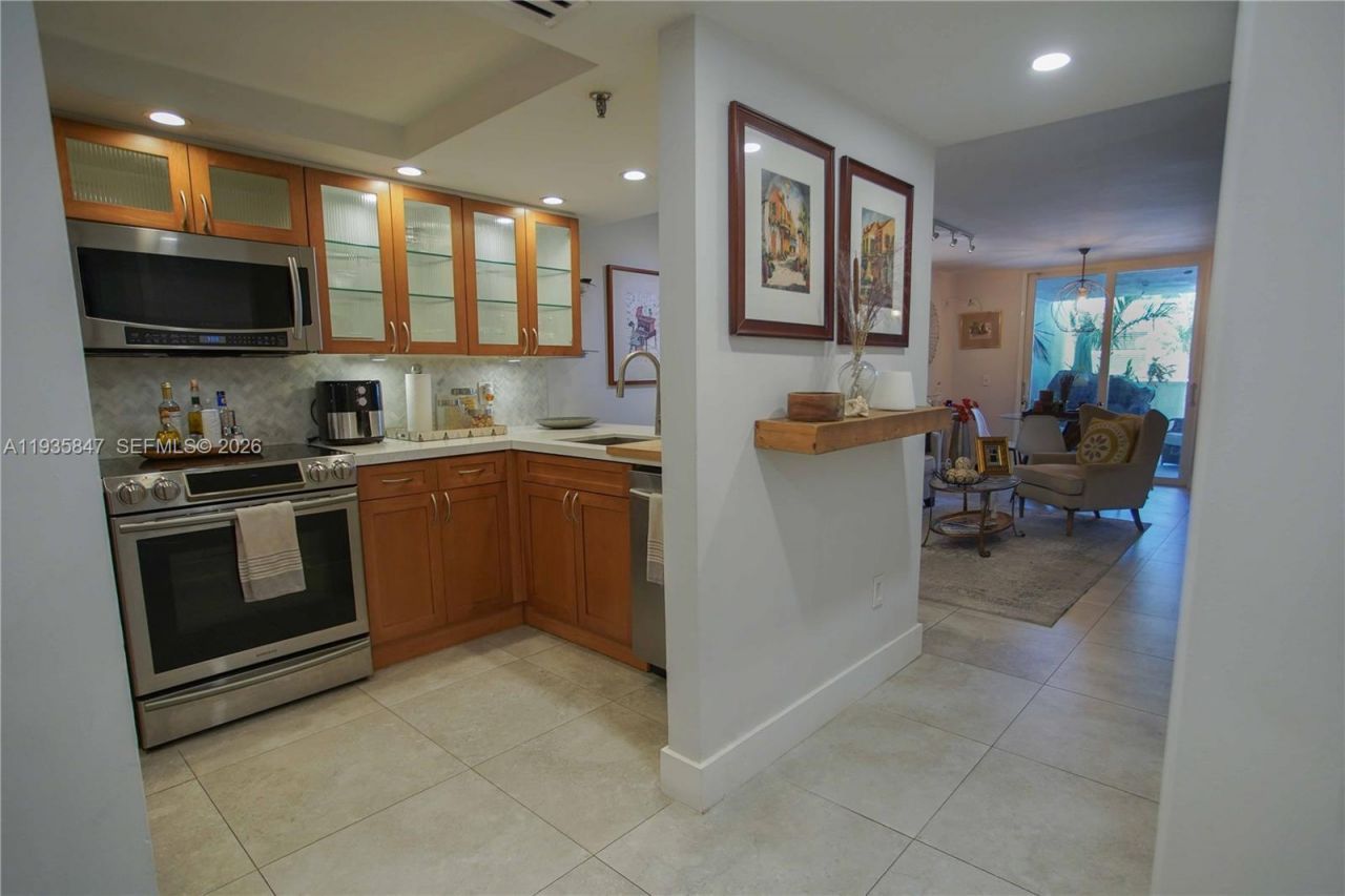 5880 Collins Ave, Unit 302, Miami Beach, FL 33140 Photo