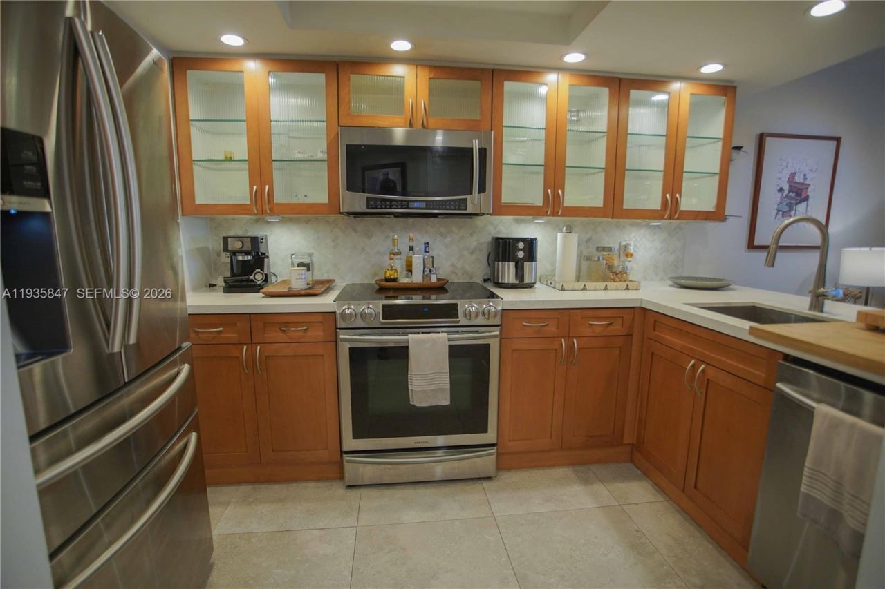 5880 Collins Ave, Unit 302, Miami Beach, FL 33140 Photo