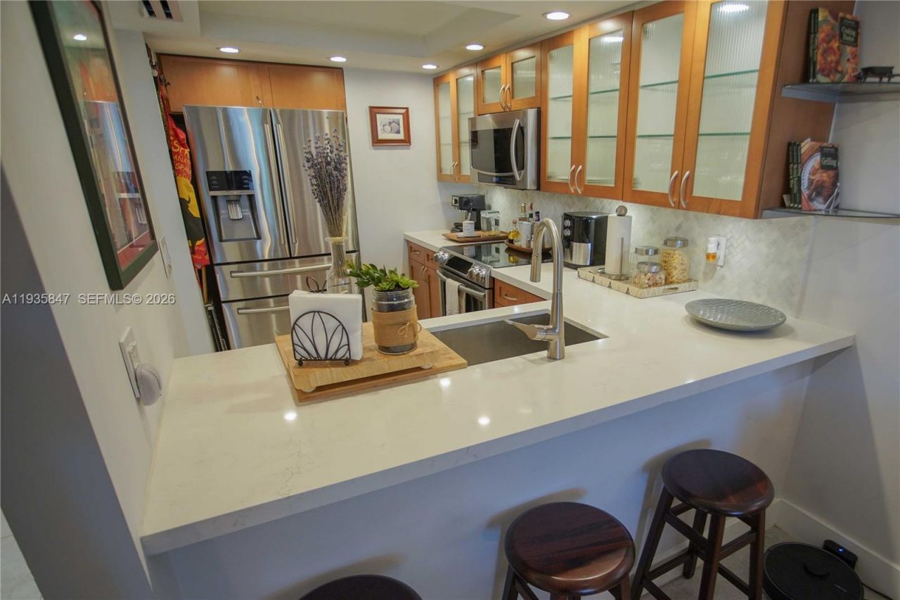 5880 Collins Ave, Unit 302, Miami Beach, FL 33140 Photo