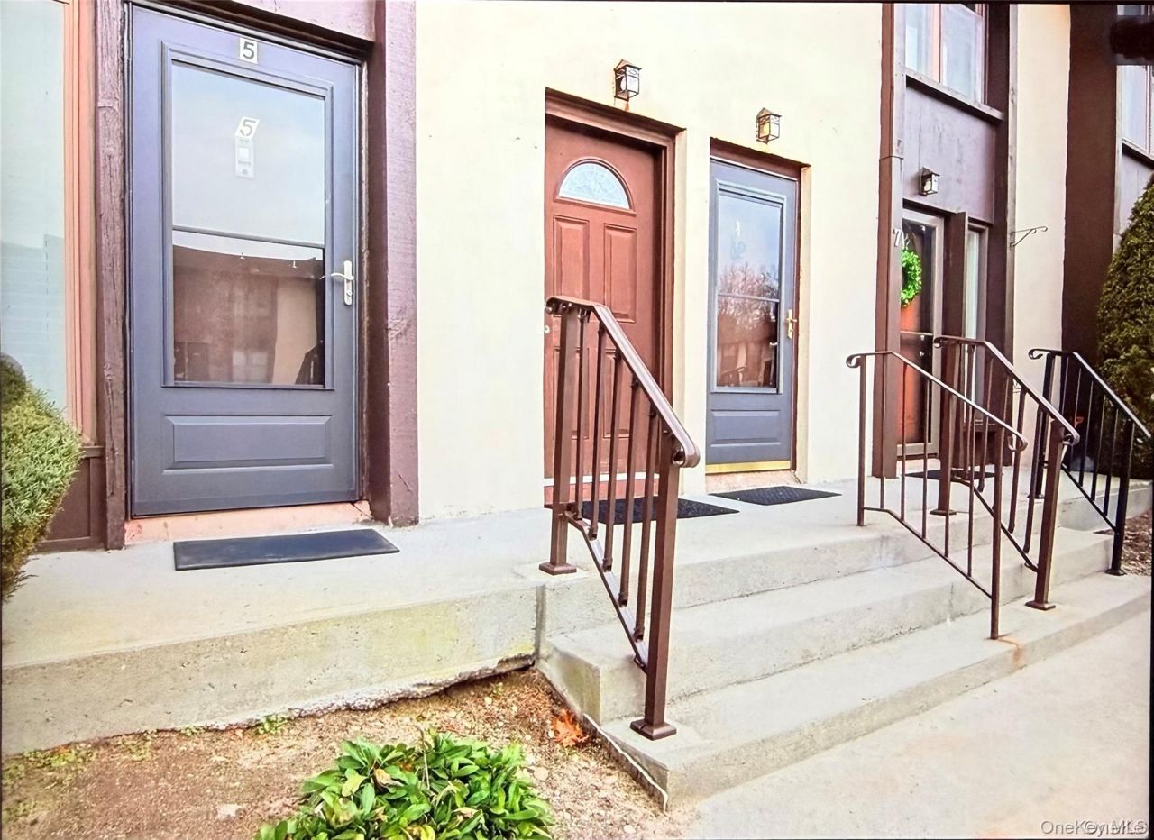 5 Dogwood Court, Unit 5, Selden, NY 11784 Main Photo