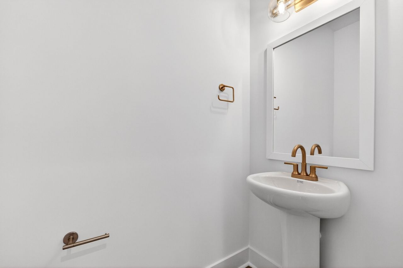 747 Blueway Avenue Photo 10